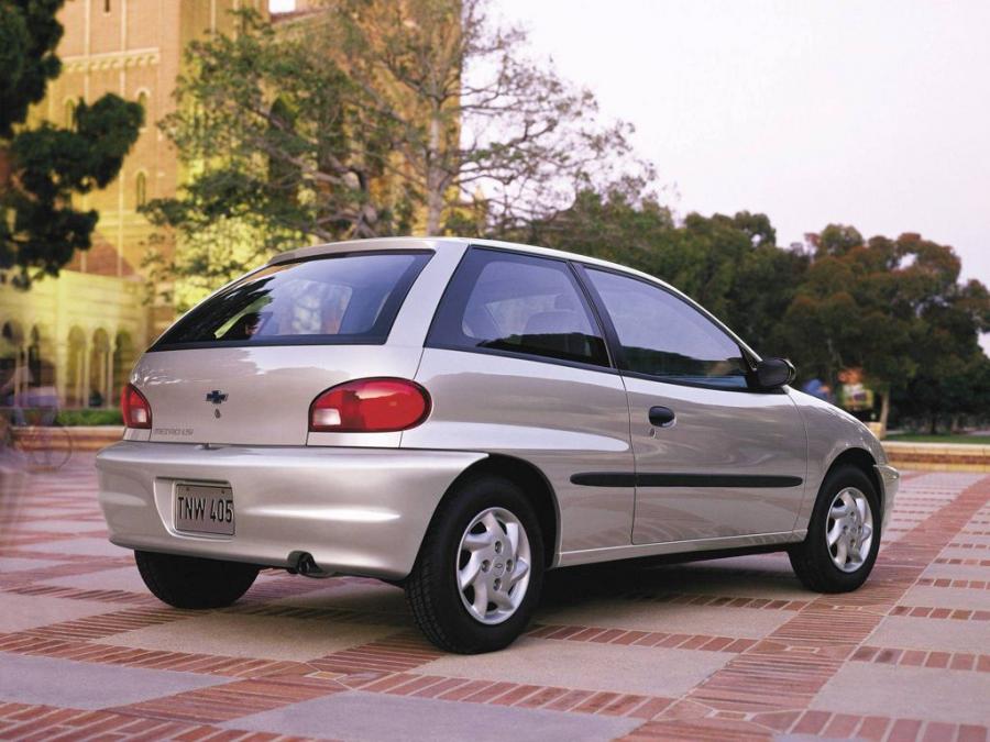  Chevrolet Metro Coupe 1998 года  (фото 4 из 8)